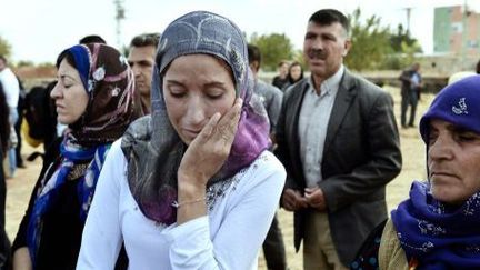 Suruc, Turquie, le 14 octobte2014. Emotion d'une femme kurde lors des obsèques de combattants de l'YPG (branche syrienne du PKK). Les combattants kurdes résistent aux hommes de l'EI dans la ville de Kobané, à proximité de la frontière turque. (La photo n'est pas liée au texte ci-dessous) (ARIS MESSINIS / AFP)