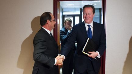 Fran&ccedil;ois Hollande et David Cameron sortent d'une r&eacute;union &agrave; Bruxelles, o&ugrave; se tenait le sommet europ&eacute;en, le 23 novembre 2012.&nbsp; (BERTRAND LANGLOIS / AFP)