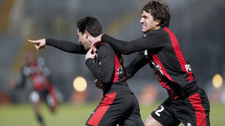 Les Ni&ccedil;ois Maipay et Civelli c&eacute;l&egrave;brent le but de la victoire contre Evian (3-2), le 15 d&eacute;cembre &agrave; Nice. (VALERY HACHE / AFP)