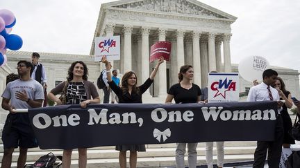 Les opposants au mariage gay tentent un dernier baroud d'honneur avec une banderole proclamant que le mariage, c'est""Un homme, une femme". Eux aussi sont devant la Cour supr&ecirc;me, vendredi 26 juin. (? JOSHUA ROBERTS / REUTERS )