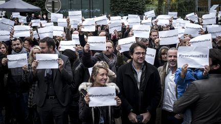 Des salariés de la chaîne d'information i-Télé, en grève à Boulogne-Billancourt, le 19 octobre 2016. (PHILIPPE LOPEZ / AFP)