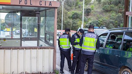 Un contrôle de police à la frontière entre la France et l'Espagne, au Pertuis, le 25 avril 2020.&nbsp; (IDHIR BAHA / HANS LUCAS / AFP)