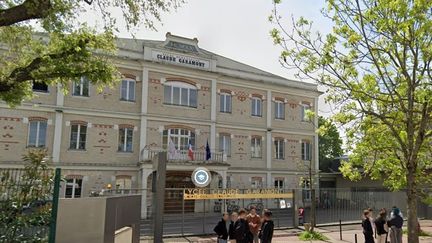 Après cette agression, les professeurs du lycée Claude-Garamont se sont mis en grève. La journée a été banalisée, selon France Bleu Paris.