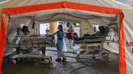 Des tentes ont été installées devant l'accueil des urgences du CHU de Fort-de-France, en Martinique, pour trier les nombreux malades. L'hôpital est totalement saturé. (OLIVIER CORSAN / PHOTOPQR/LEPARISIEN/MAXPPP)