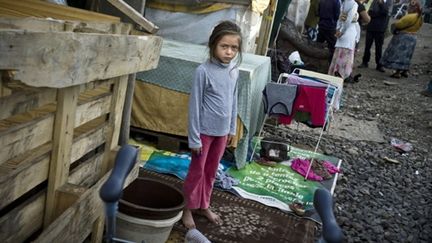 Une jeune fille d'une communauté de Roms est photographiée le 30 Juillet 2010 dans un camp à Lyon (AFP/JEFF PACHOUD)