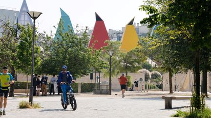 "Les Etincelles", structures&nbsp;démontables et écologiques&nbsp;du musée pédagogique, placées&nbsp;au coeur du parc André-Citroën. (LUDOVIC MARIN / AFP)