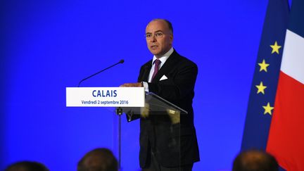 Bernard Cazeneuve le 2 septembre 2016 à Calais (FRANCOIS LO PRESTI / AFP)