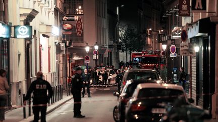 Des policiers sécurisent les rues de Paris après une attaque au couteau, le 12 mai 2018. (GEOFFROY VAN DER HASSELT / AFP)