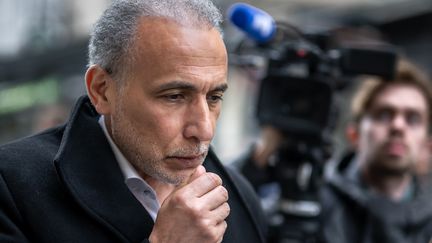 L'islamologue Tariq Ramadan arrive pour le deuxième jour de son procès, à Genève, en Suisse, le 16 mai 2023. (FABRICE COFFRINI / AFP)