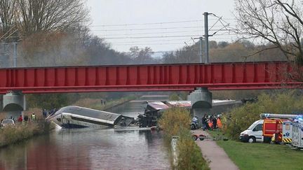 &nbsp; (La locomotive a terminé dans le canal de la Marne-au-Rhin. © Maxppp)