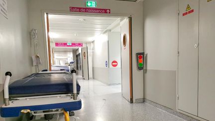 Un couloir des urgences gynécologiques de l'hôpital de Valence (Drôme), le 28 août 2022. (NICOLAS GUYONNET / HANS LUCAS / AFP)