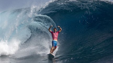 Quelques minutes après sa compatriote Johanne Defay, médaillée de bronze, le Tahïtien Kauli Vaast est devenu champion olympique de surf, sur son île, le 5 août 2024. Il remporte ainsi la 13e médaille d'or du clan tricolore. (ED SLOANE / AFP)