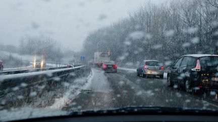 Circulation sous la neige dans le Pas-de-Calais, le 8 f&eacute;vrier 2013. (PASCAL BONNIERE / MAXPPP)