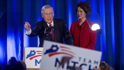 Le s&eacute;nateur r&eacute;publicain Mitch McConnel et son &eacute;pouse, &agrave; Louisville (Kentucky), le 4 novembre 2014. (AARON P. BERNSTEIN / GETTY IMAGES NORTH AMERICA)