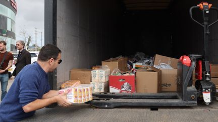 Activists from "Standing Together" loading a humanitarian aid truck bound for Gaza, March 7, 2024. (JACK GUEZ / AFP)