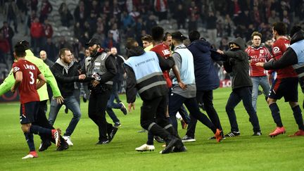 Les supporters de Lille envahissent la pelouse à la fin du match de Ligue 1 entre Lille et Montpellier, le 10 mars 2018, au stade Pierre Mauroy de Lille. (FRANCOIS LO PRESTI / AFP)