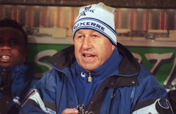 Guy Roux, alors entraîneur de l'équipe de l'AJ Auxerre, lors d'un match à Lille, le 30 mars 1996. (AFP)