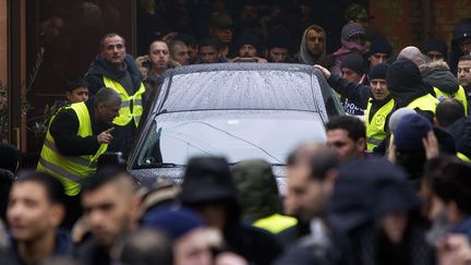 Le corbillard contenant le corps d'Omar El-Hussein quitte la mosqu&eacute;e de&nbsp;Dortheavej (banlieue de Copenhague), entour&eacute; de plusieurs personnes, le 20 f&eacute;vrier 2015. (NILS MEILVANG / SCANPIX DENMARK)