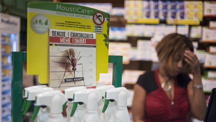 Des r&eacute;pulsilfs anti-moustiques sont vendus dans une pharmacie du Lamentin, en&nbsp;Martinique, o&ugrave; 43 550 cas de chikungunya ont &eacute;t&eacute; recens&eacute;s. (NICOLAS DERNE / AFP)