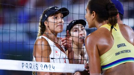 Les joueuses de beach-volley du Canada et du Brésil se disputant au filet lors de la finale du tournoi de beach-volley des Jeux olympiques de Paris 2024, le 9 août 2024. (PETE DOVGAN / SIPA)