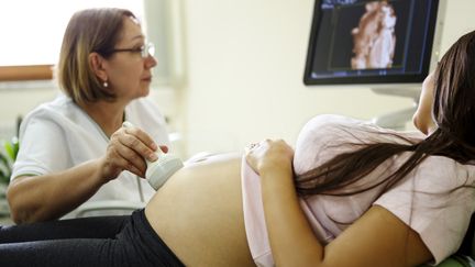 Un médecin effectue une échographie sur une femme enceinte, le 9 octobre 2016.&nbsp; (DAMIRCUDIC / E+ / GETTY IMAGES)