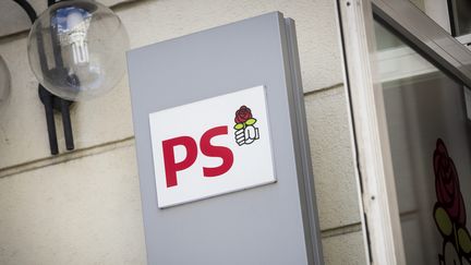 Le logo du PS à l'entrée du siège à Paris le 20 mai 2015. (MAXPPP)