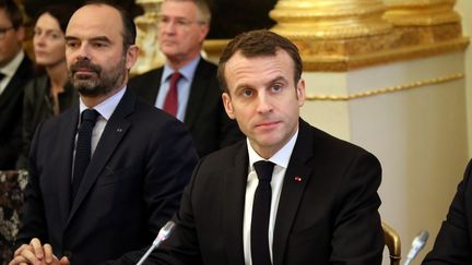 Le président de la République, Emmanuel Macron, et le Premeir ministre, Edouard Philippe, lors d'une réunion sur les "gilets jaunes" le 10 décembre 2018. (JEAN-BAPTISTE QUENTIN / MAXPPP)