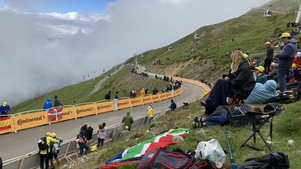 La vue au sommet du col du Portet, arrivée de la 17e étape du Tour de France 2021, le 14 juillet. (AH)