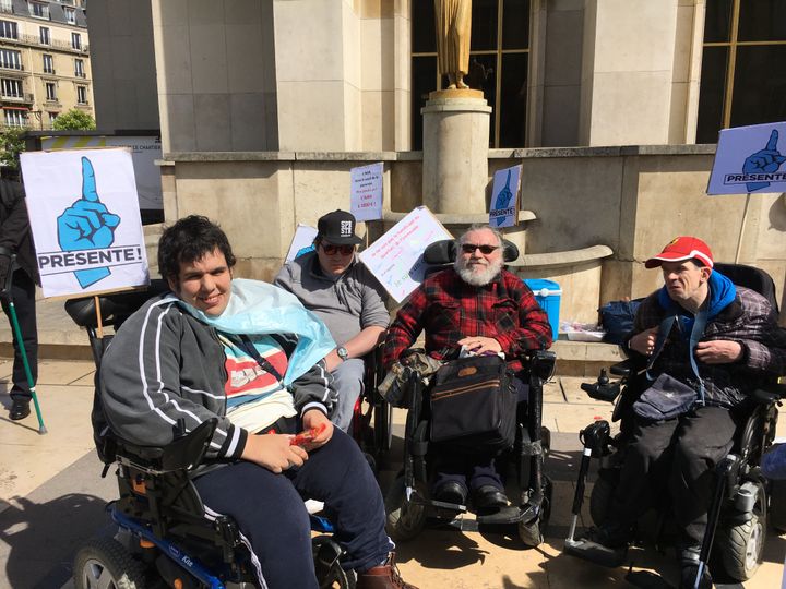 Rémy et Rachid sont venus assister au rassemblement de la "marche des oubliés", à Paris, le 11 avril 2017. (CAROLE BELINGARD / FRANCEINFO)