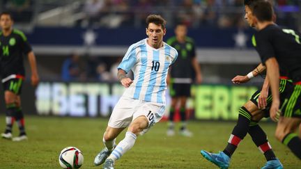 Lionel Messi face à la défense mexicaine (RONALD MARTINEZ / GETTY IMAGES NORTH AMERICA)