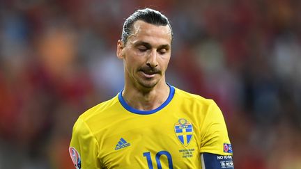 Zlatan Ibrahimovic grimace lors du match compliqué de la Suède contre la Belgique, finalement perdu 1-0 par les Suédois, le 22 juin 2016 à Nice. (FEDERICO GAMBARINI / DPA)