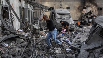 Un homme dans les décombres, au Liban, le 16 octobre 2024. (JOSE COLON / ANADOLU / AFP)