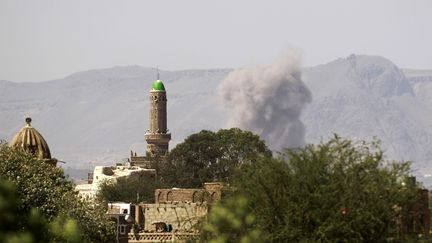 De la fum&eacute;e s'&eacute;l&egrave;ve dans le ciel de Sanaa (Y&eacute;men), apr&egrave;s une frappe de la coalition arabe antirebelles, le 23 septembre 2015. (MOHAMMED HUWAIS / AFP)