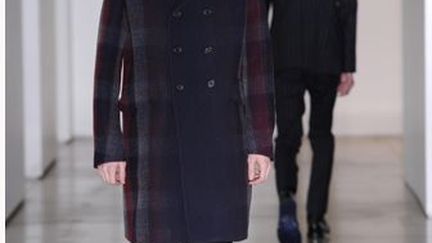 La créatrice allemande Jil Sander, qui a fait au printemps 2012 son retour sur les podiums après sept ans d'absence, a choisi de dédier sa collection à la "masculinité épique". Elle a dessiné une silhouette étirée et épurée, aux volumes généreux mais contrôlés, et parsemée de motifs géométriques en trompe-l'oeil.
 (GIUSEPPE ARESU / AFP)