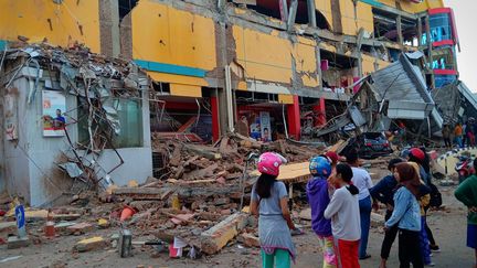 Des habitants constatent les dégâts après le séisme du 29 septembre 2018, en Indonésie. Ce centre commercial de Palu, dans le centre de l'île, a été sérieusement touché. (ANTARA FOTO AGENCY / REUTERS)