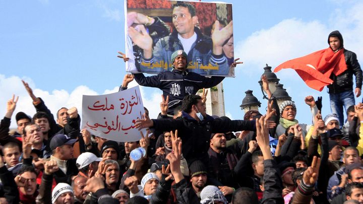 Des manifestants portent l'affiche de Mohamed Bouazizi, à Tunis, le 28 janvier 2011. (SALAH HABIBI/AP/SIPA / AP)