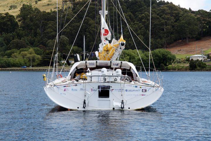 Sébastien Destremau inspecte son bateau en Tasmanie (Australie), le 5 janvier 2017,&nbsp;avant de reprendre la course. (JEREMY FIRTH / DPPI MEDIA / AFP)