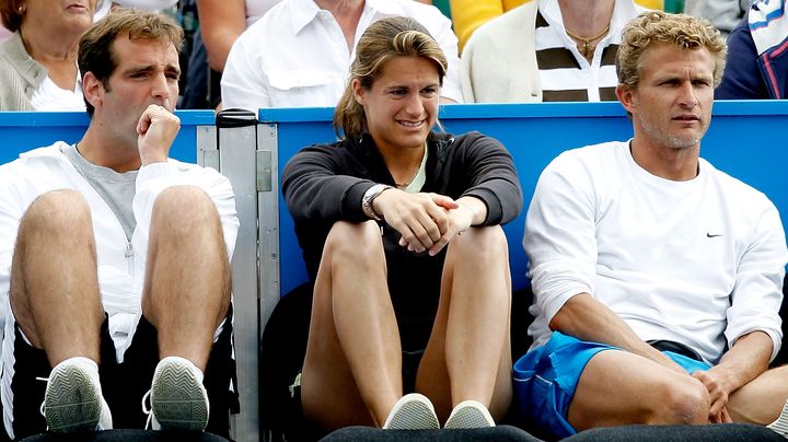 Am&eacute;lie Mauresmo (C) assiste &agrave; un match de Micha&euml;l Llodra, qu'elle coachait alors, le 18 juin 2010 &agrave; Wimbledon (Royaume-Uni).&nbsp; (MATTHEW STOCKMAN / GETTY IMAGES EUROPE)