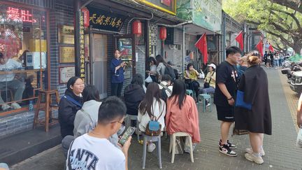 Des vacanciers chinois dans une rue près de la Tour du Tambour à Pékin. (SEBASTIEN BERRIOT / RADIOFRANCE)