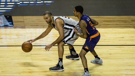 Tony Parker (San Antonio Spurs) face à Tyler Ulis (Phoenix Suns) (MANUEL VELASQUEZ / ANADOLU AGENCY)