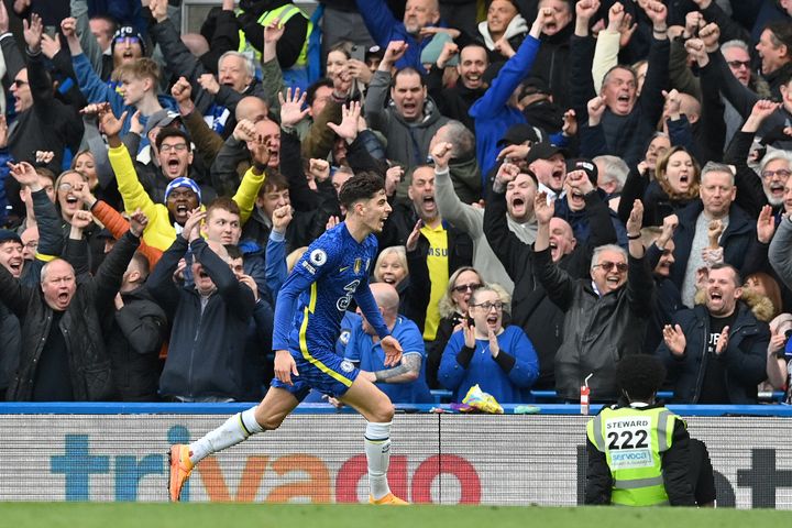 Kai Havertz célèbre son but en fin de match contre Newcastle en Premier League, le 13 mars 2022 à Stamford Bridge. (JUSTIN TALLIS / AFP)