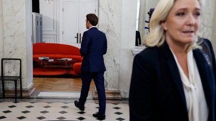 La députée du Rassemblement national Marine Le Pen et Emmanuel Macron&nbsp;(de dos)&nbsp;après leur rendez-vous à l'Elysée, le 21 juin 2022. (LUDOVIC MARIN / POOL / AFP)