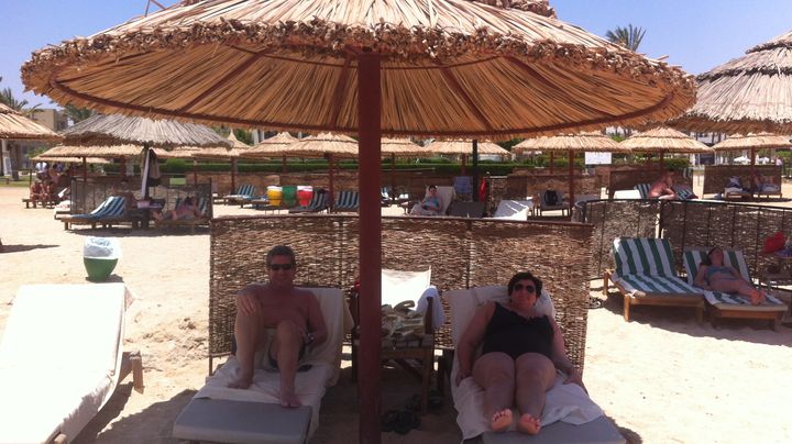 Moreno et Rossella, un couple de retrait&eacute;s italiens en vacances &agrave; l'InterContinental Port Ghalib Resort,&nbsp;&agrave;&nbsp;Marsa Alam (Egypte), le 20 juin 2013.&nbsp; (SALOME LEGRAND / FRANCETV INFO)