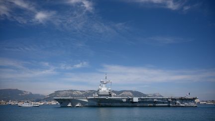 Le porte-avions Charles-de-Gaulle, près de Toulon, en avril 2020. (CHRISTOPHE SIMON / AFP)