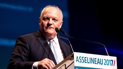 François Asselineau, candidat à l'élection présidentielle, lors d'un meeting à Lille (Nord), le 10 avril 2017. (PHILIPPE HUGUEN / AFP)