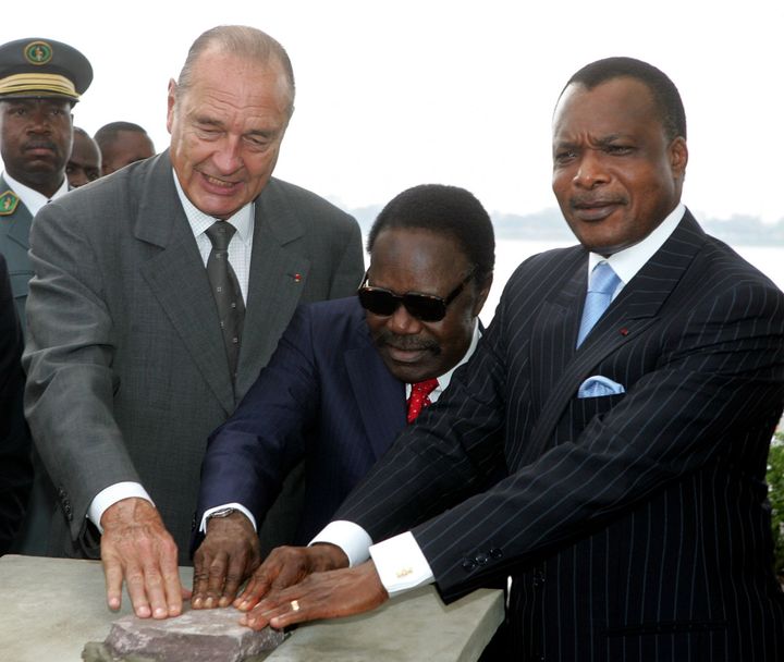 Les présidents Jacques Chirac, Denis Sassou Nguesso et Omar Bongo scellent la première pierre du mémorial en l'honneur de Pierre Savorgana de Brazza. (Reuters/ Philippe Woyazer)