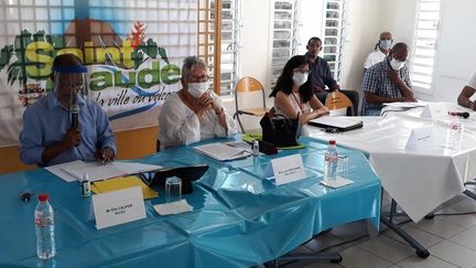 Conférence de presse du maire&nbsp;de Saint-Claude, en Guadeloupe, Elie Califer, le 8 juin 2020. (THIERRY PHILIPPE / LA1ERE / FRANCETELEVISIONS)