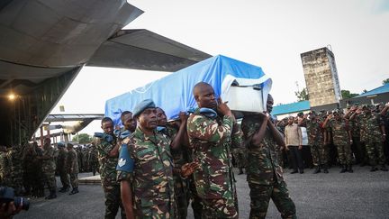 L'avion transportant 14 cercueils blancs recouverts du drapeau bleu clair des Nations Unies a atterri le 11 décembre 2017 à l'aéroport international de Dar es Salaam, la capitale économique de la Tanzanie. En plus de cet hommage, les Nations Unies ont annoncé la visite du Secrétaire général adjoint chargé des opérations de maintien de la paix, Jean-Pierre Lacroix, le 14 décembre à Goma, en RDC, et le 15 à Dar es Salaam. (AFP/ Photos)