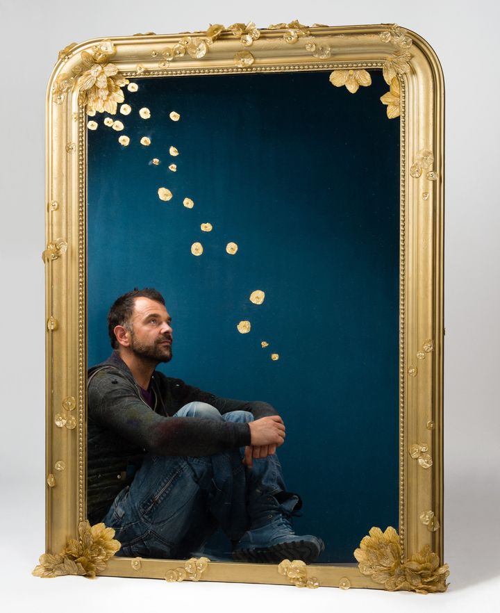 Portrait-de William Amor dans le reflet d'un miroir trumeau restauré au prodit de l'association les petits Frères de Pauvres, 2017 
 (Matthieu Gauchet)