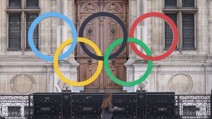 Les anneaux olympiques devant la mairie de Paris, en mars 2022. (LP / ARNAUD JOURNOIS / MAXPPP)